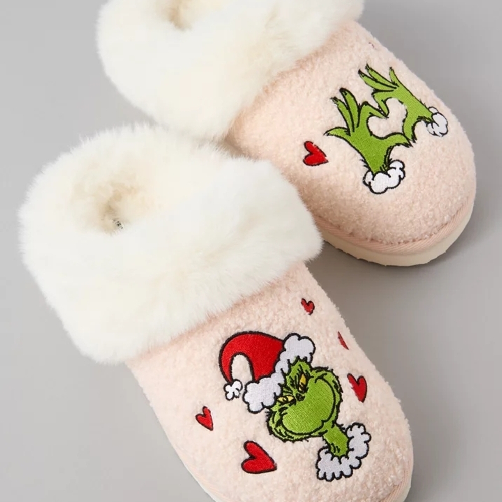American Eagle Outfitters Pink Cream and Green Grinch Slippers Sz 7
